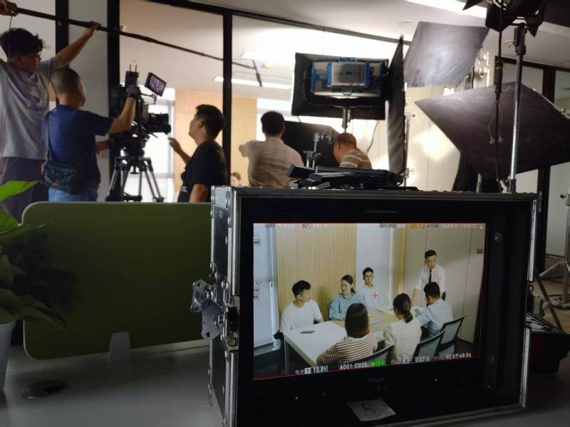 宿城区TVC拍摄公司：科技产品视觉化大师，诠释未来感与功能美学